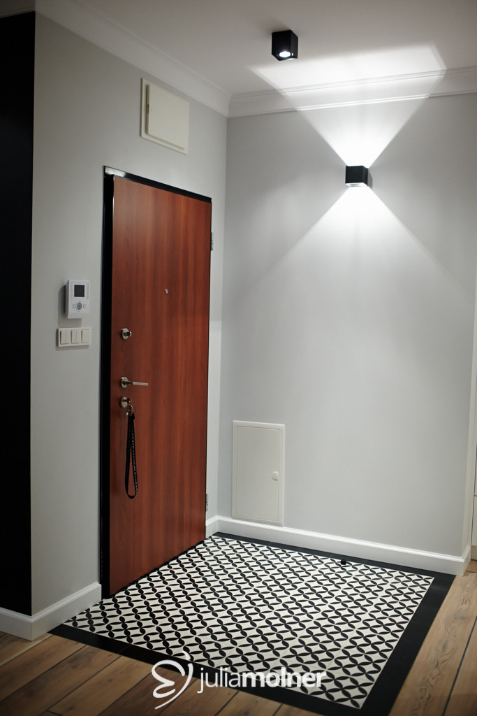 kafle cementowe w korytarzu i toalecie